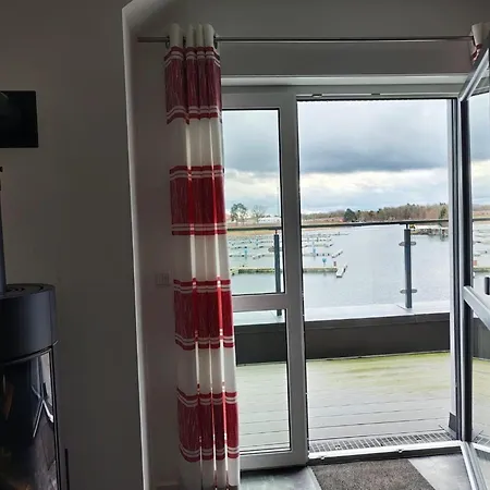 Modernes Mit Blick Auf Den Hafen In Rechlin